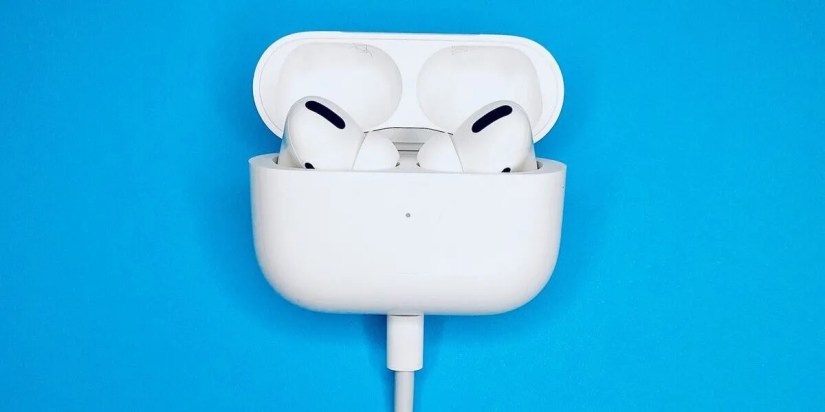 AirPods charging
