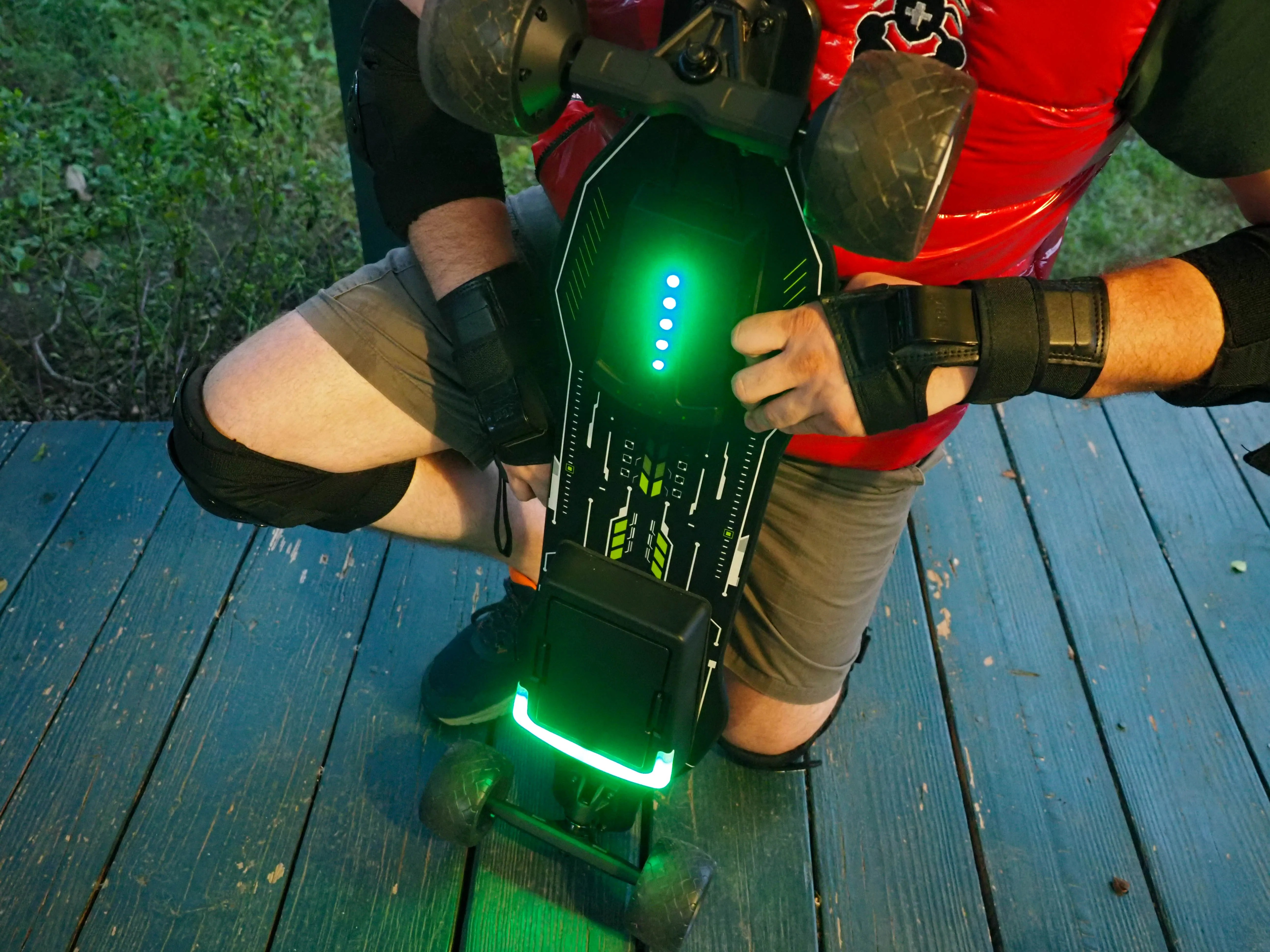 Isinwheel V8 Electric Skateboard Review: Extend Your Range With a