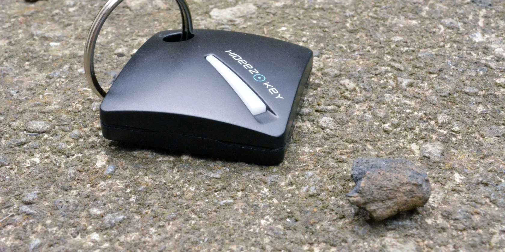 Hideez Digital Key Review Password Storage On a Keychain