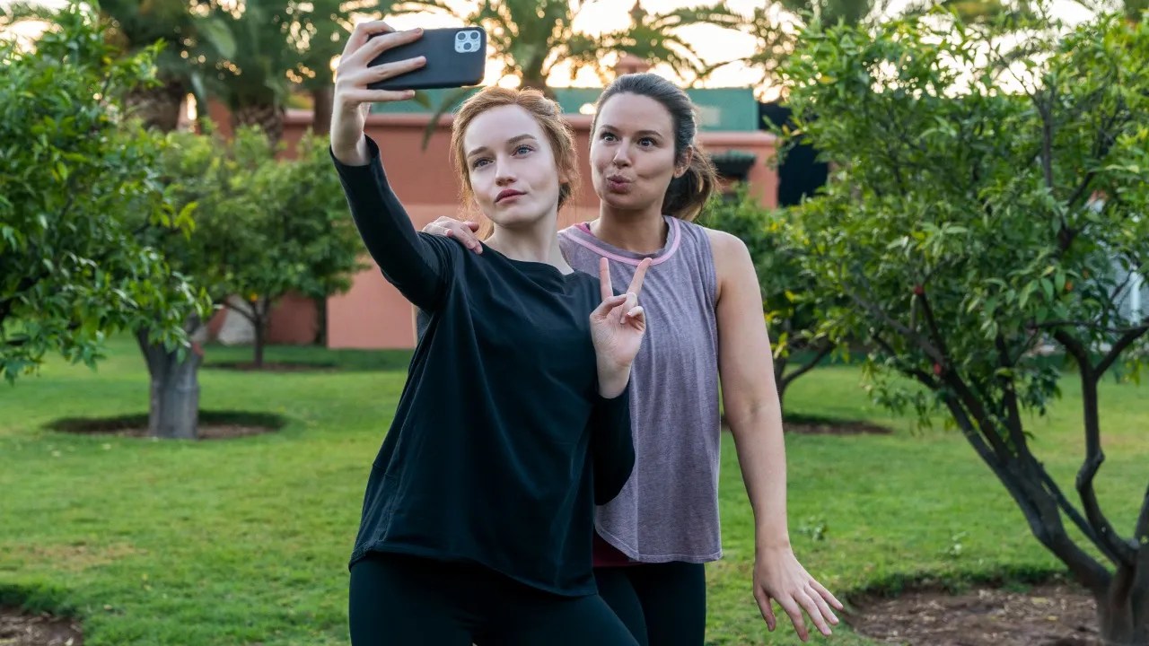 Netflix's Inventing Anna Trailer Reveals Julia Garner as Con Woman Anna