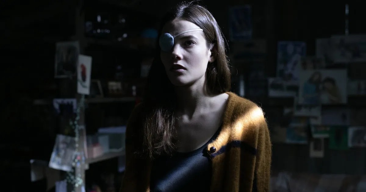 Netflix's The Girl in the Mirror Plot, Cast, and Everything Else We Know