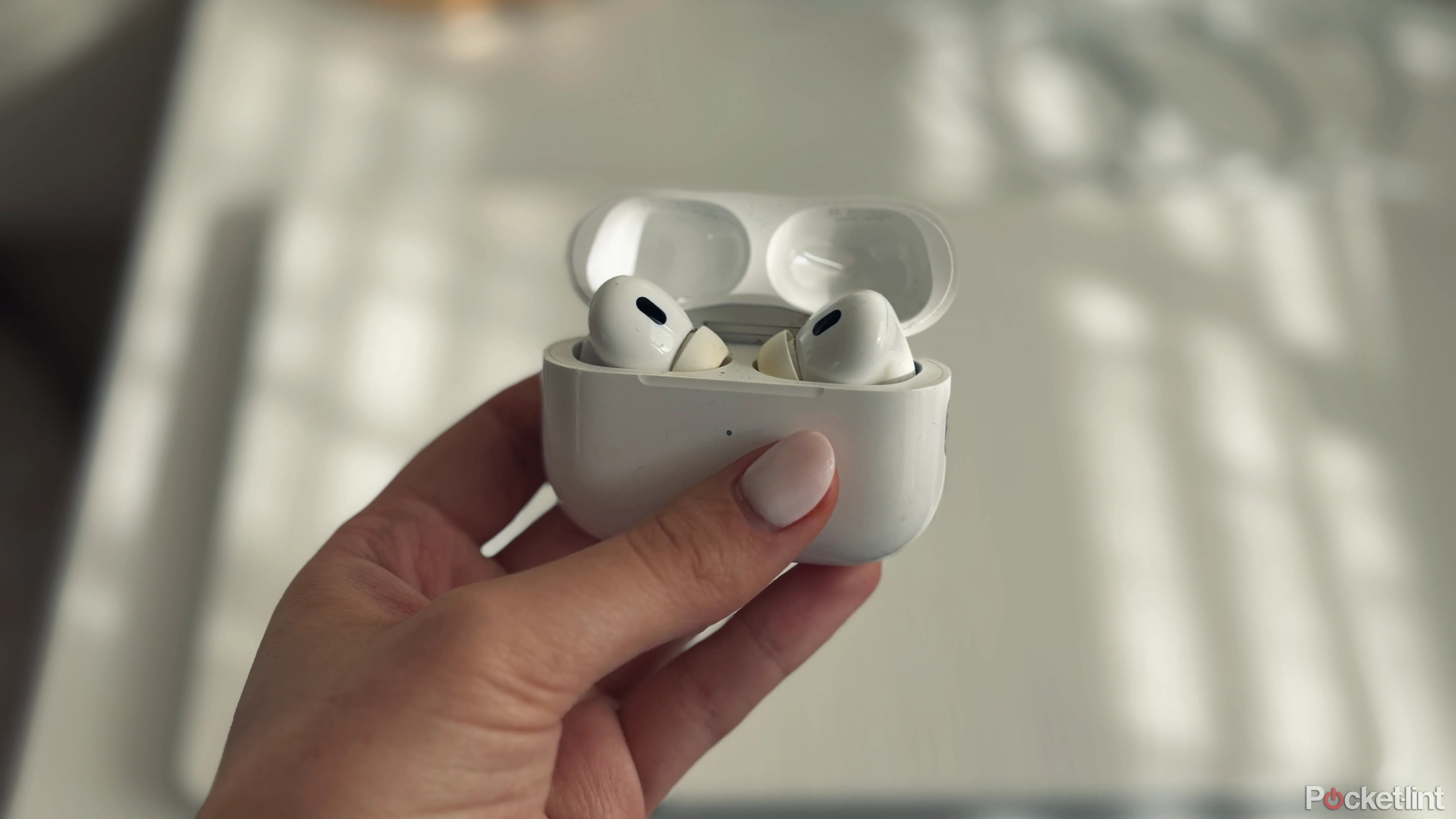 5 causes your AirPods are too quiet, and the best way to repair them