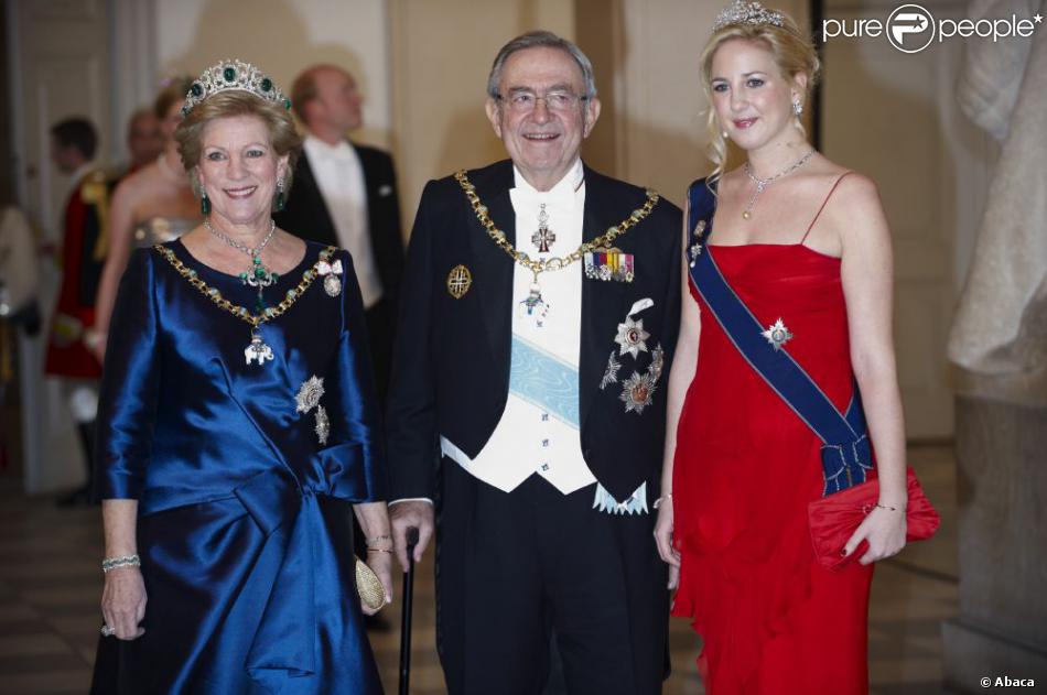 La princesse Theodora de Grèce et de Danemark avec ses parents le roi