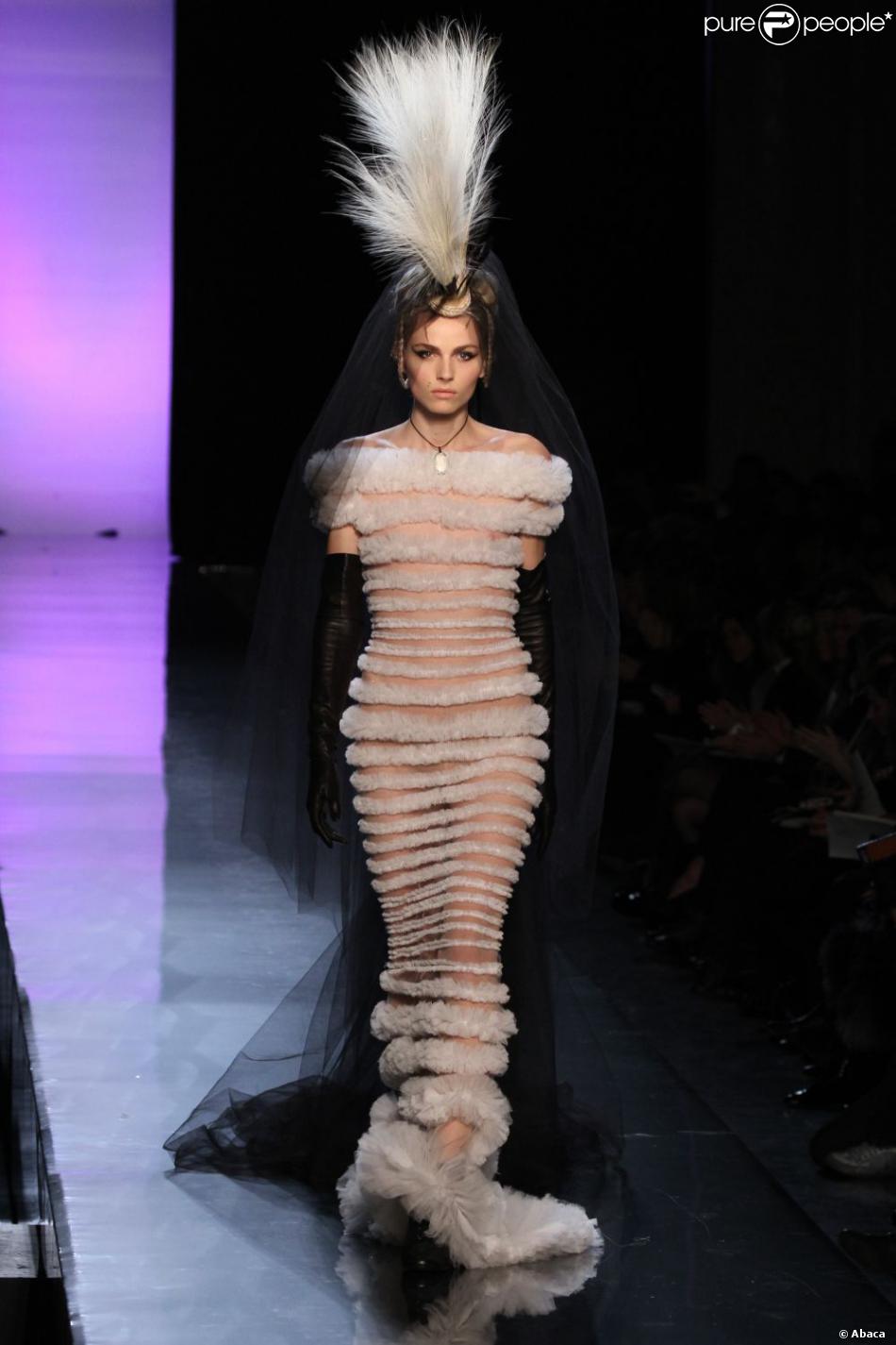 Andrej Pejic, en robe de mariée pour le défilé Haute Couture de Jean
