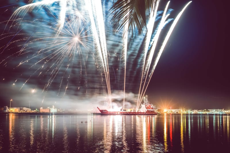 Feu d'artifice sur le port de Tahiti Julien Meillon