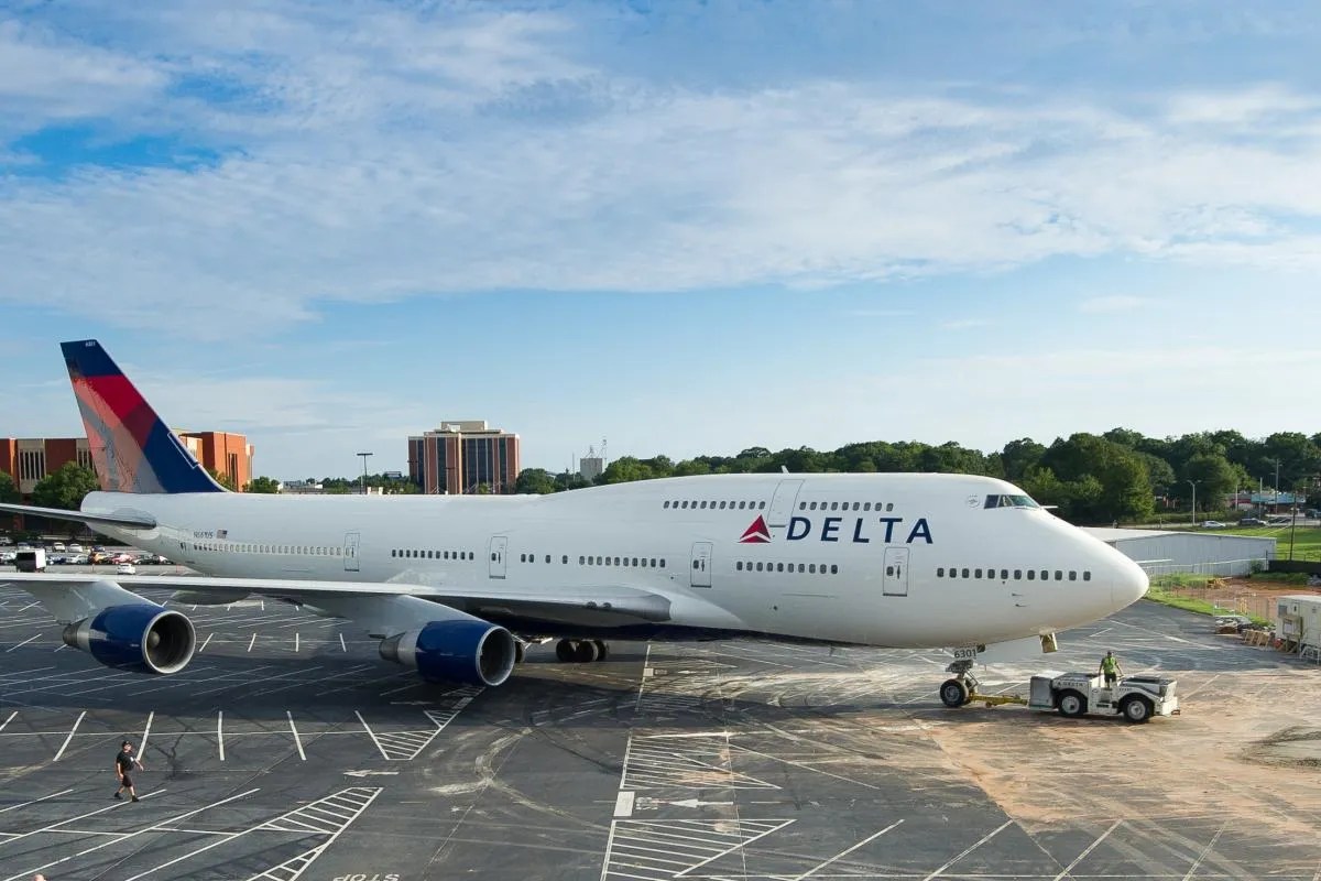 Delta 747 Plane