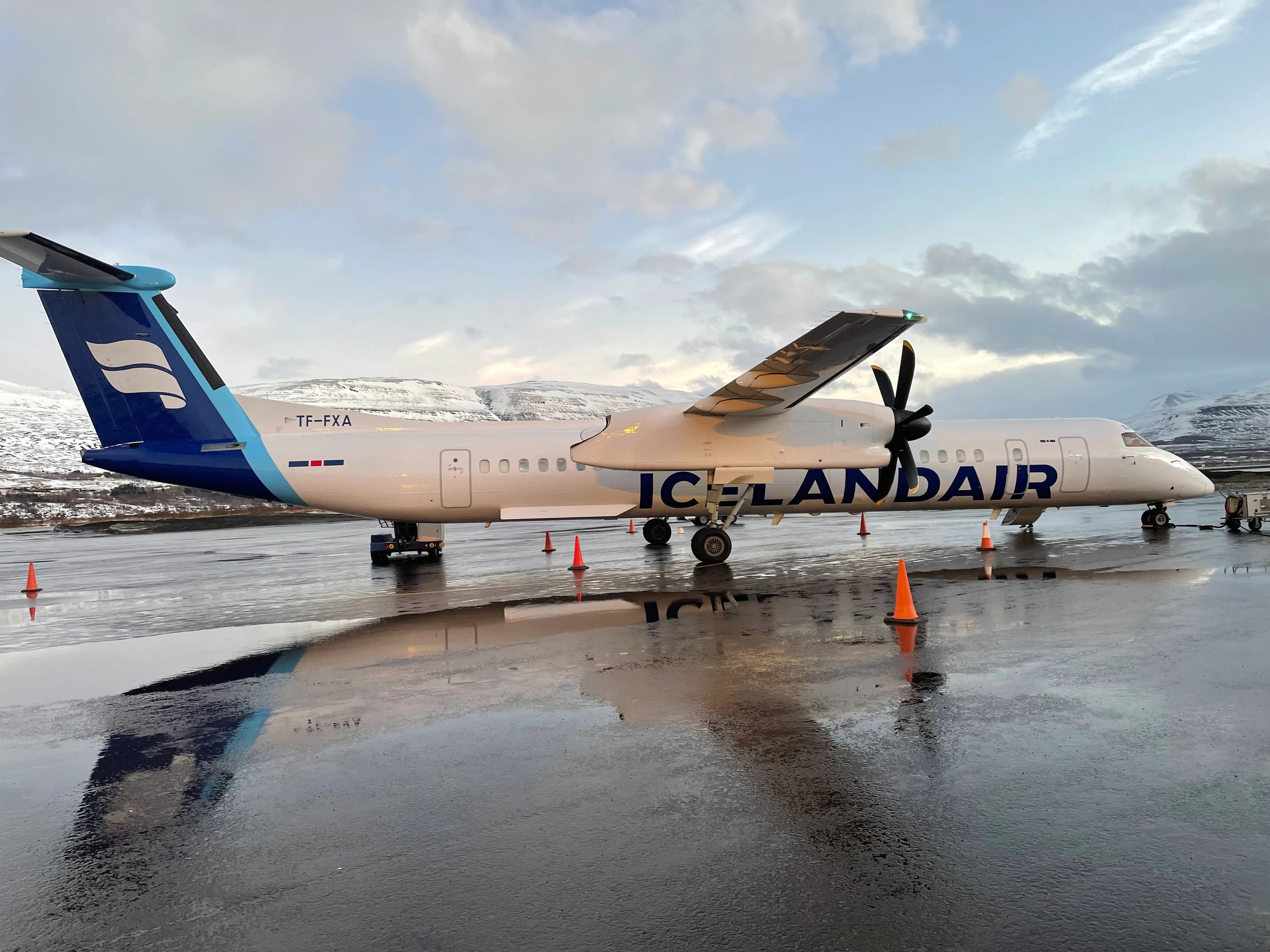 Flight Review Icelandair Dash 8 Q400 From Akureyri To Reykjavík