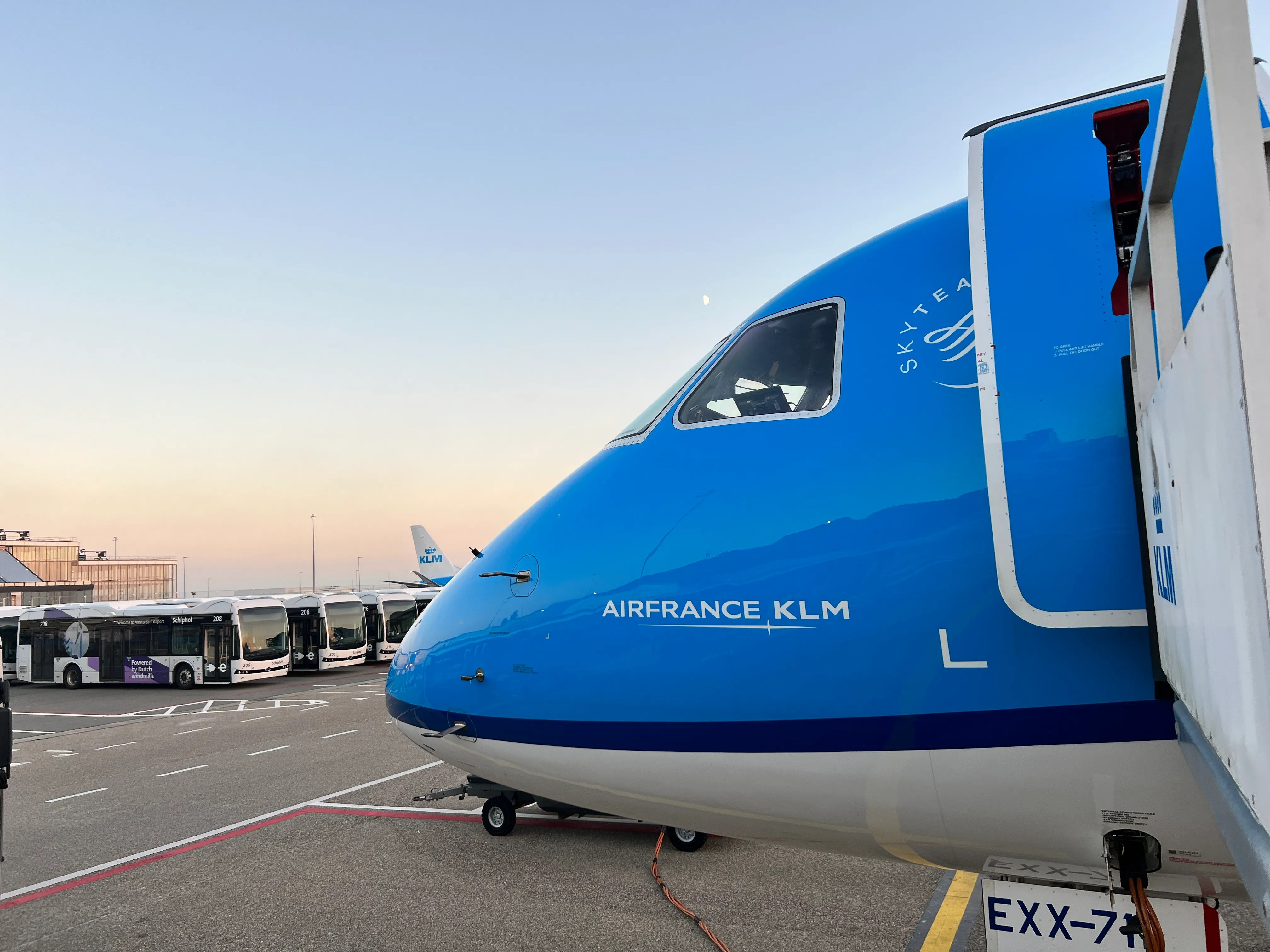 Air FranceKLM Group To Acquire NonControlling Stake In SAS
