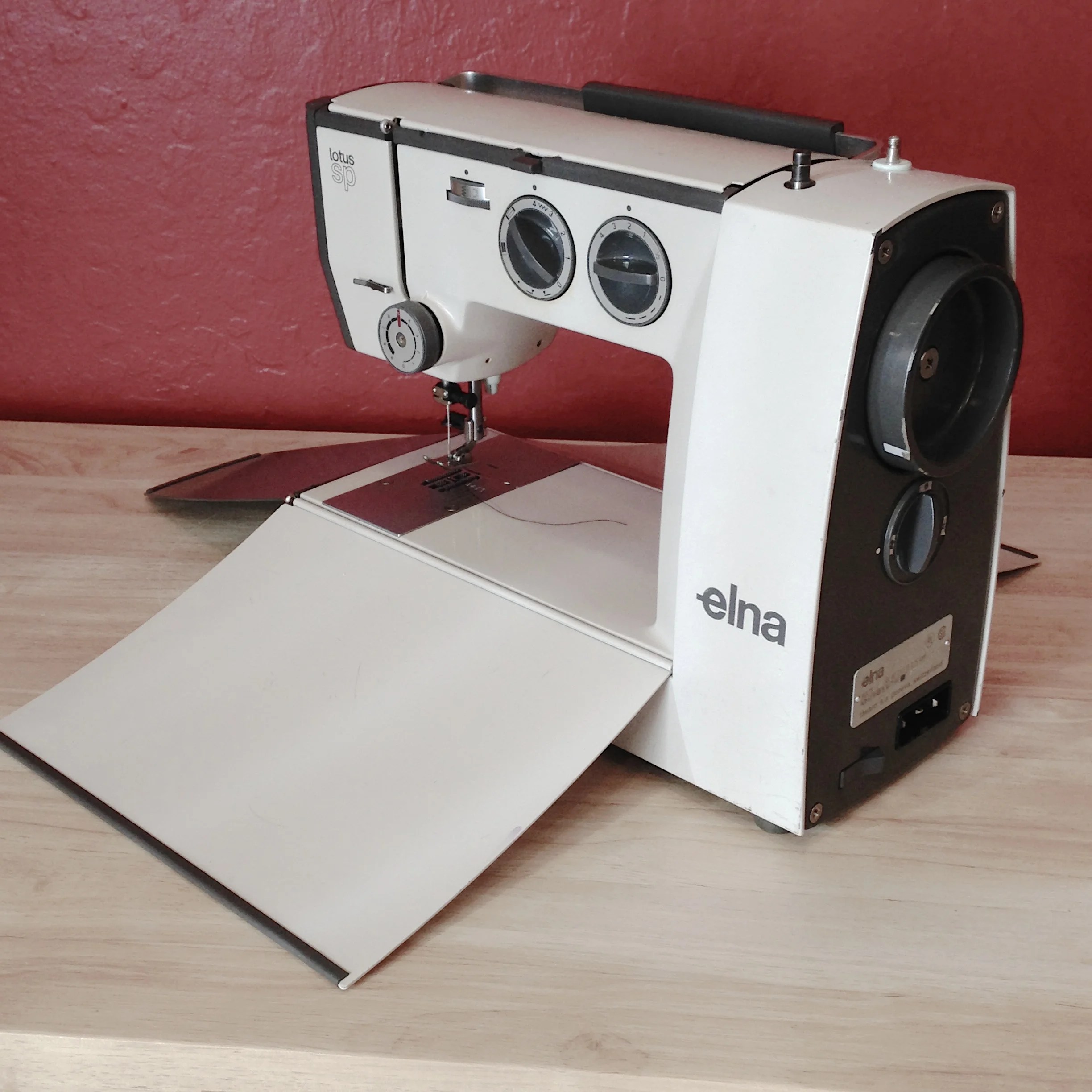 Elna Lotus Type 35 SP Review — Ashley and the Noisemakers