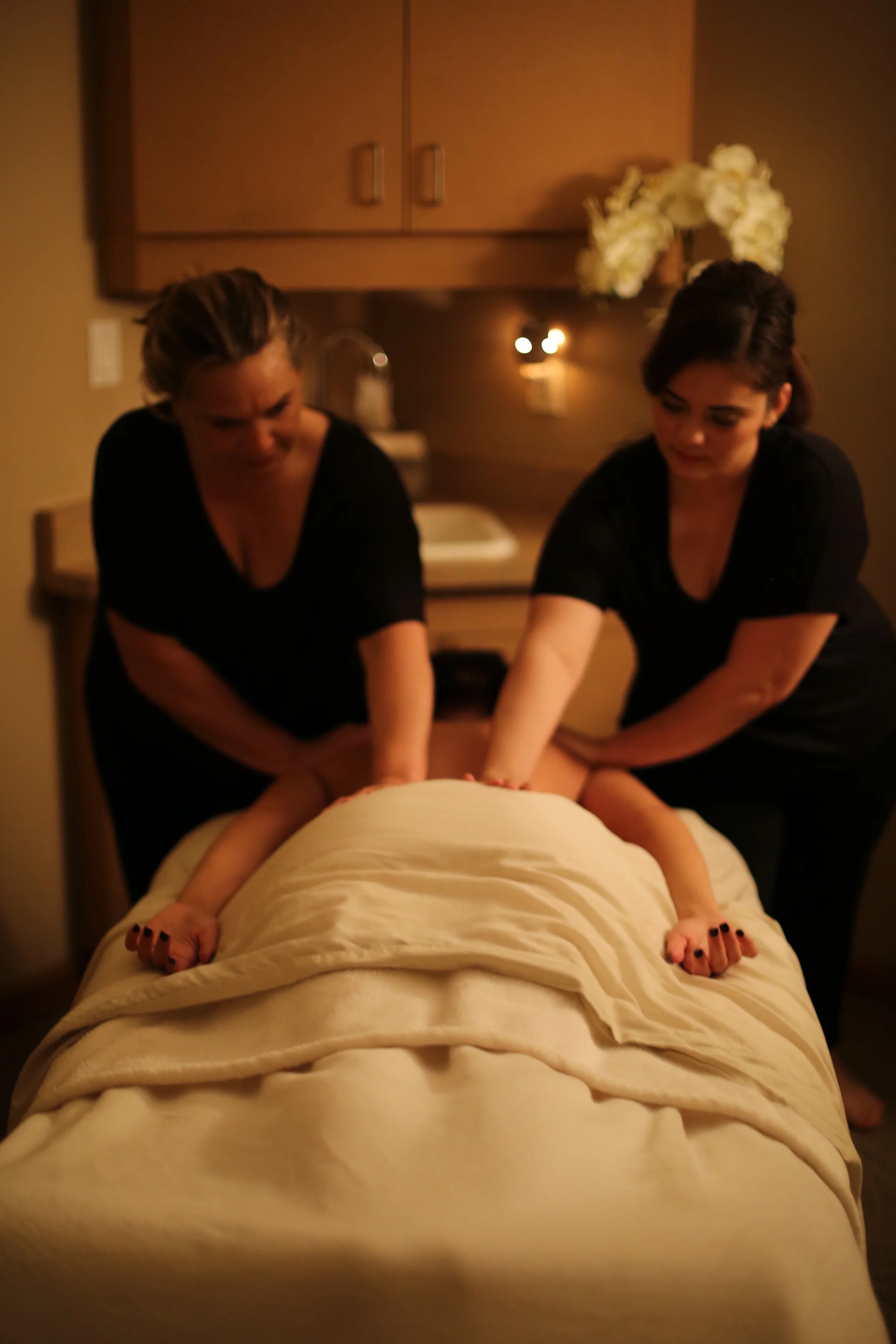 CVLUX — Lux Mother's Day Gift Guide Fourhands Massage from The Spa at