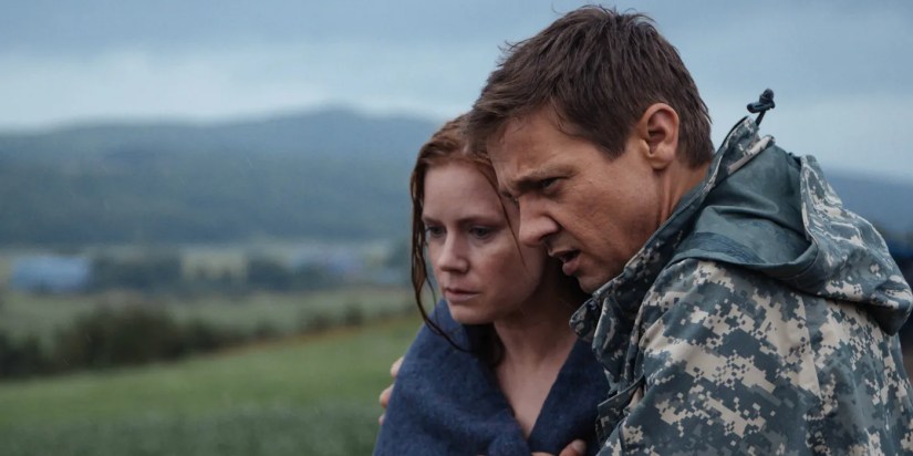 Amy Adams and Jeremy Renner in Arrival