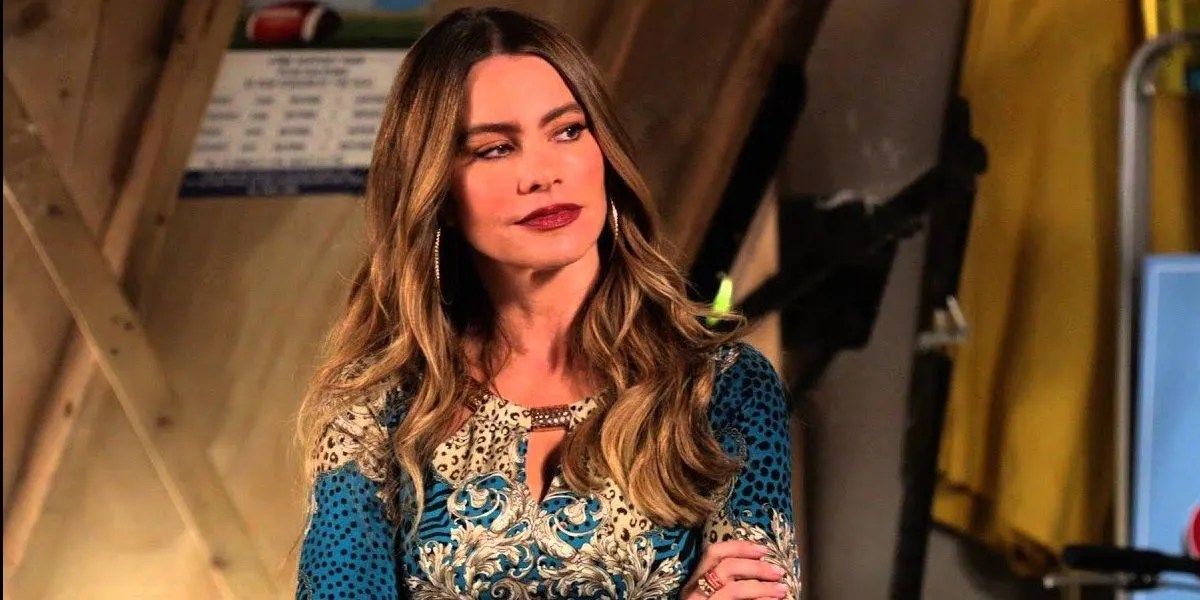 Modern Family Gloria's 5 Best Outfits (& 5 Worst) Outfits