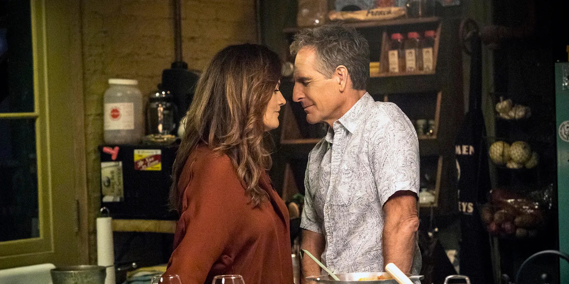 NCIS New Orleans 5 Relationships Fans Were Behind (& 5 They Rejected)