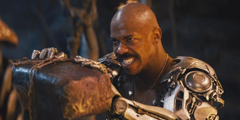 Jax catches Reiko&rsquo;s hammer in Mortal Kombat