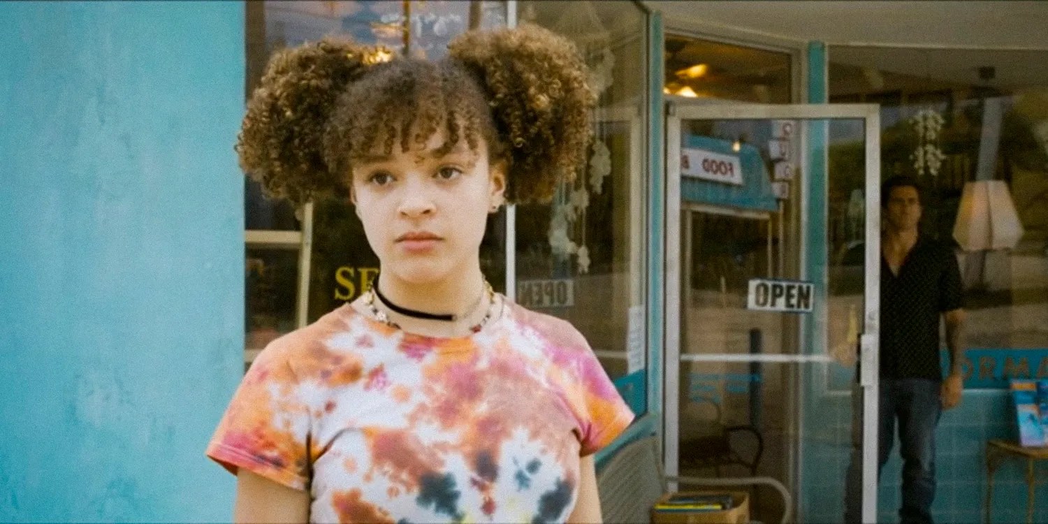 Sam Elliott como Wade Garrett de Road House 1989 em frente a uma placa