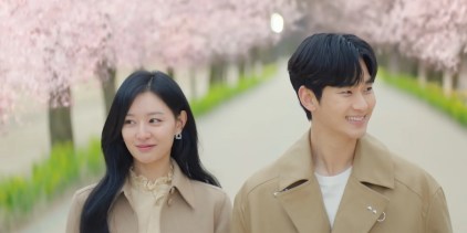 Queen of Tears' Hong Hae-in and Baek Hyun-woo walk together and smile