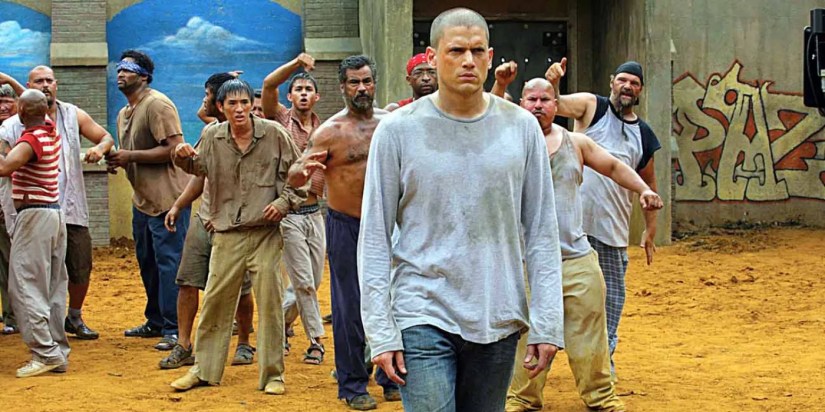 Michael walking away from a crowd of inmates in Prison Break season 3
