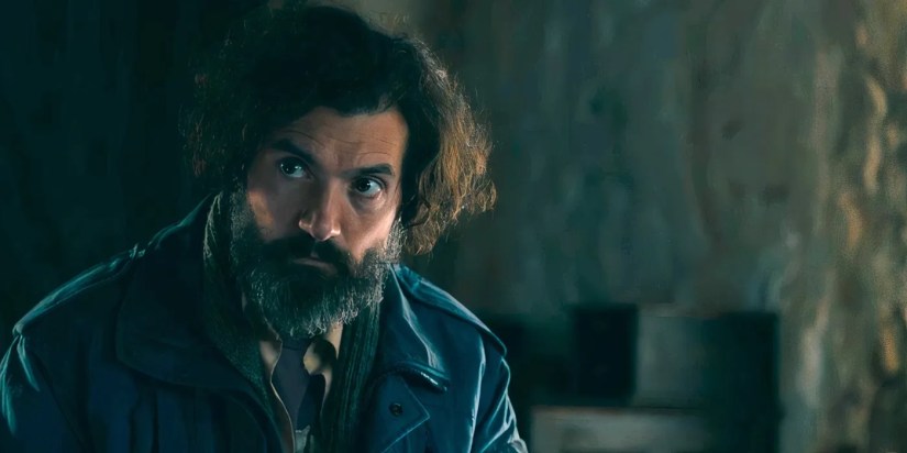 Jade looks up at Kristi in From season 3, ep 2