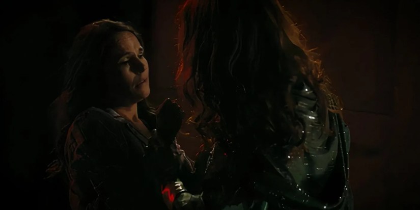 Bridget Regan as Rose and Yara Martinez as Luisa fighting on the roof of the hotel in the Jane the Virgin episode Chapter Ninety-Eight.