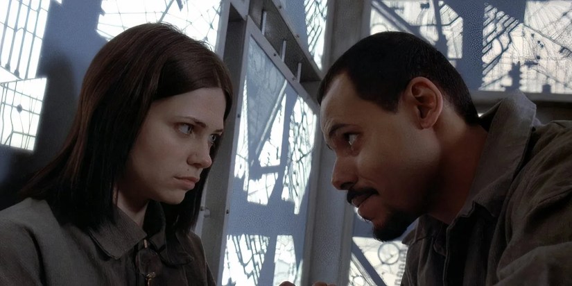 Man explaining something to a woman in Cube