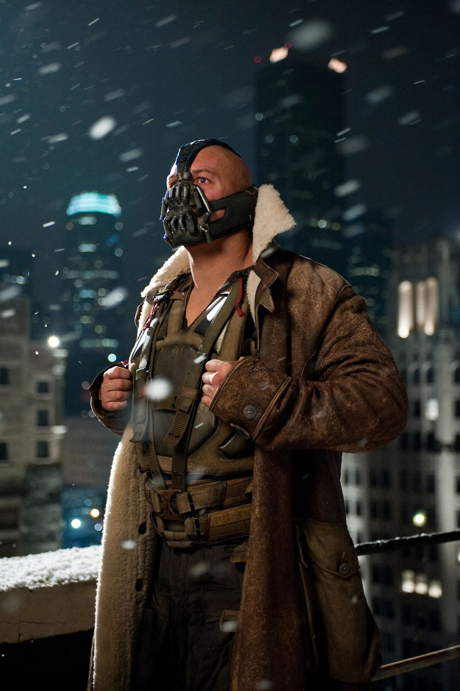 Bane's Full Costume Revealed in The Dark Knight Rises Photos