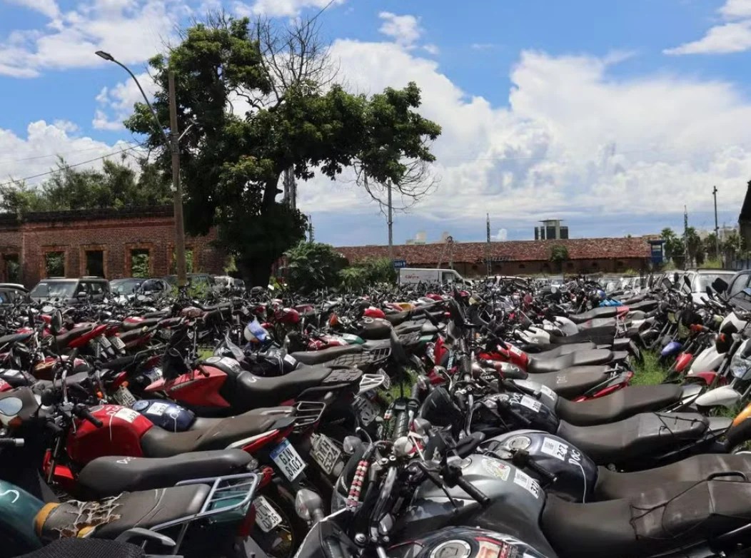 Estudante tem moto apreendida por licenciamento atrasado e descobre