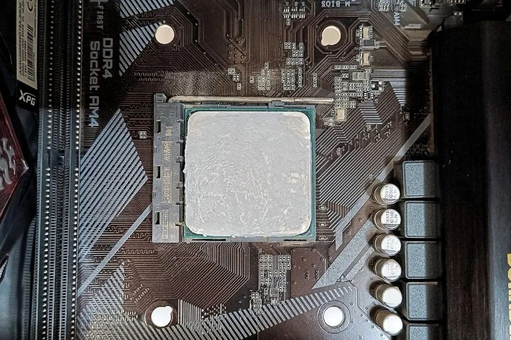 How to apply thermal paste to a CPU?