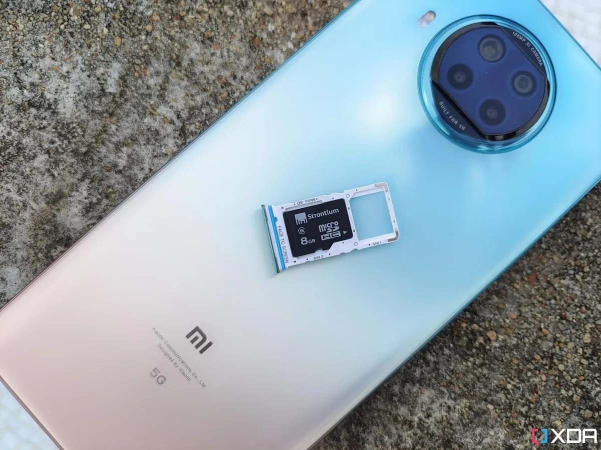 How to insert a memory card in your phone to expand storage