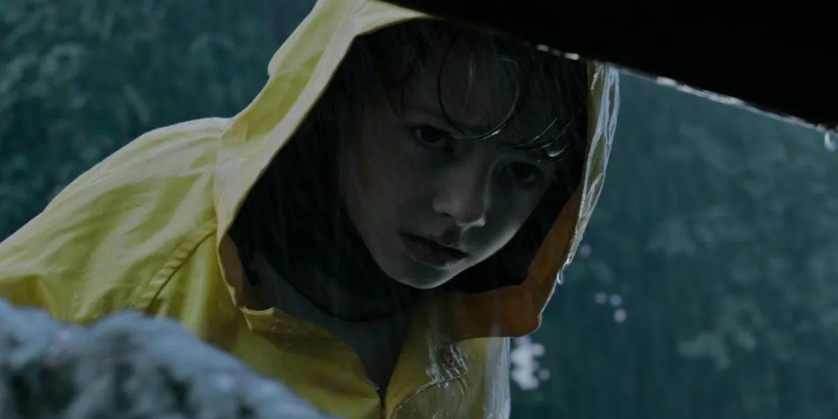 IT: Georgie Actor Saw the Movie In Costume | Screen Rant