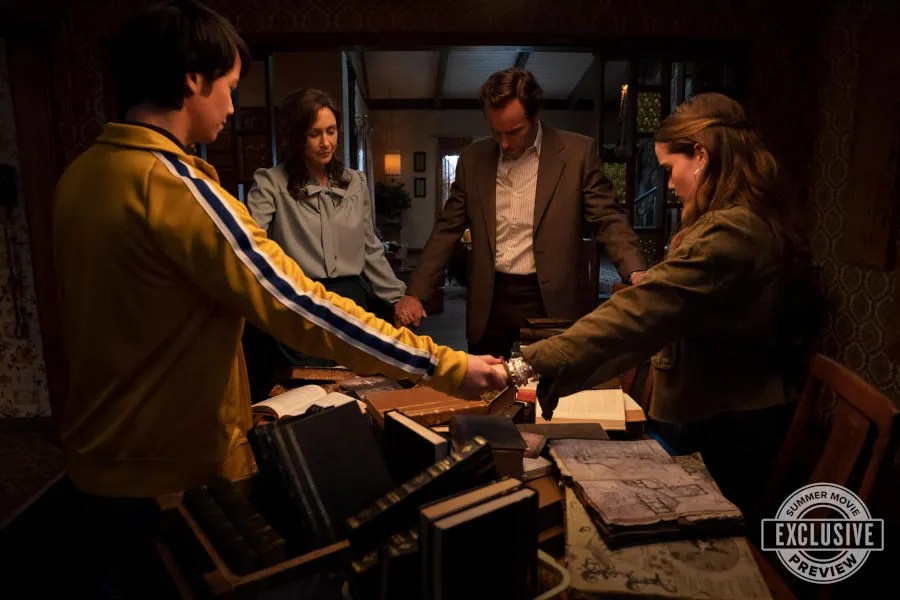 The Conjuring 3 Image Shows Ed & Lorraine Warren In A Prayer Circle