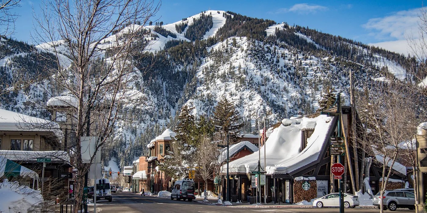 10 Celebrities Who Choose To Live in Quiet, Small Towns LaptrinhX