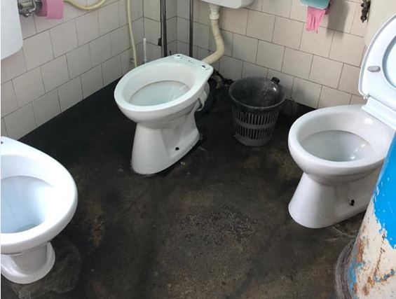 ToaletÄ De Femei Cu Trei Vase De Wc La Spitalul De Boli Psihice Din BorÈa Libertatea