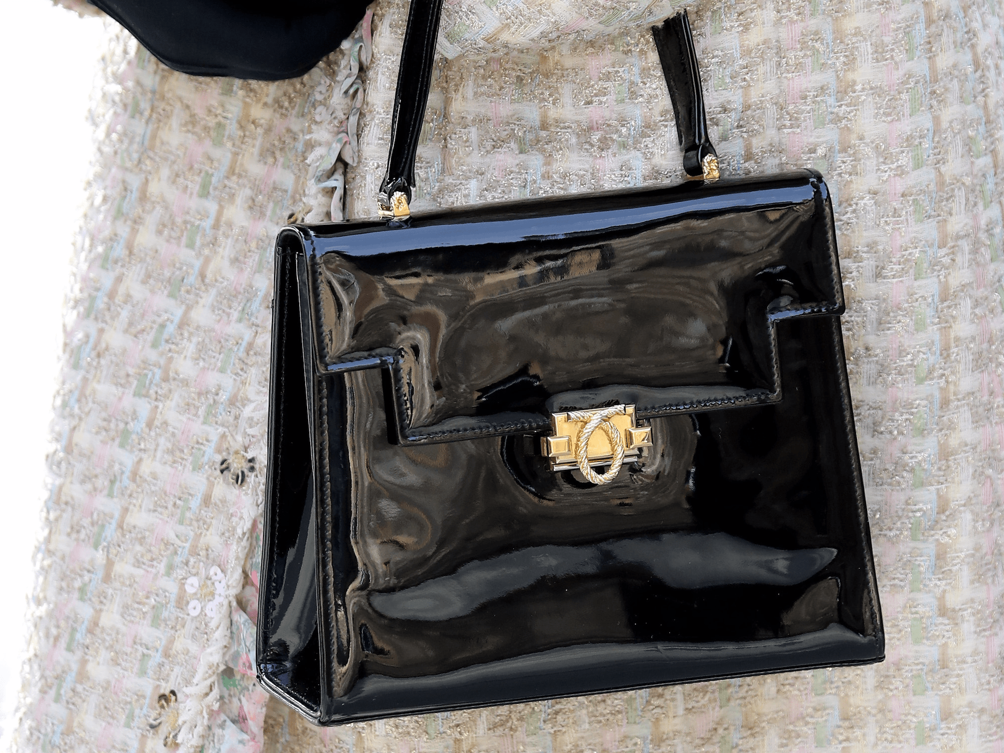 Queen Elizabeth II owns 200 of the same handbag Business Insider