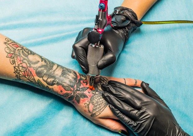 Gli Inchiostri Sono Pericolosi: Dal 4 Gennaio Addio Colori, Tatuaggi Solo In Bianco E Nero 438_x_620_jpg