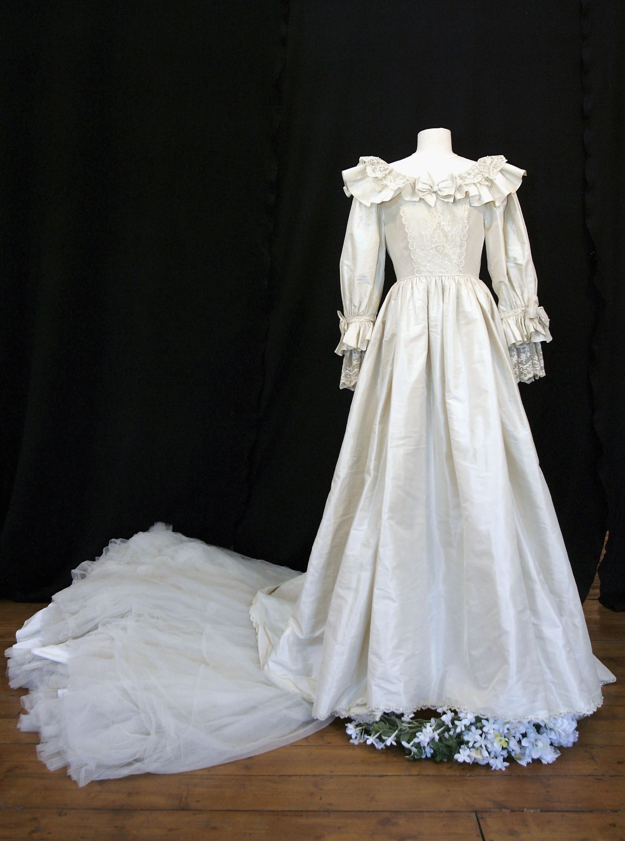 Subito a casa e in tutta sicurezza con ebay! Abiti Da Sposa 1980 - Abiti da sposa: un modello romantico ...
