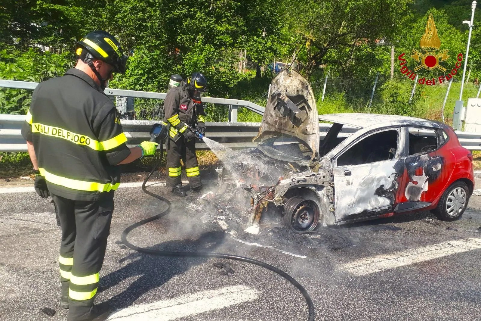 Quello che resta dell'automobile divorata dalle fiamme dopo l'intervento dei vigili del fuoco