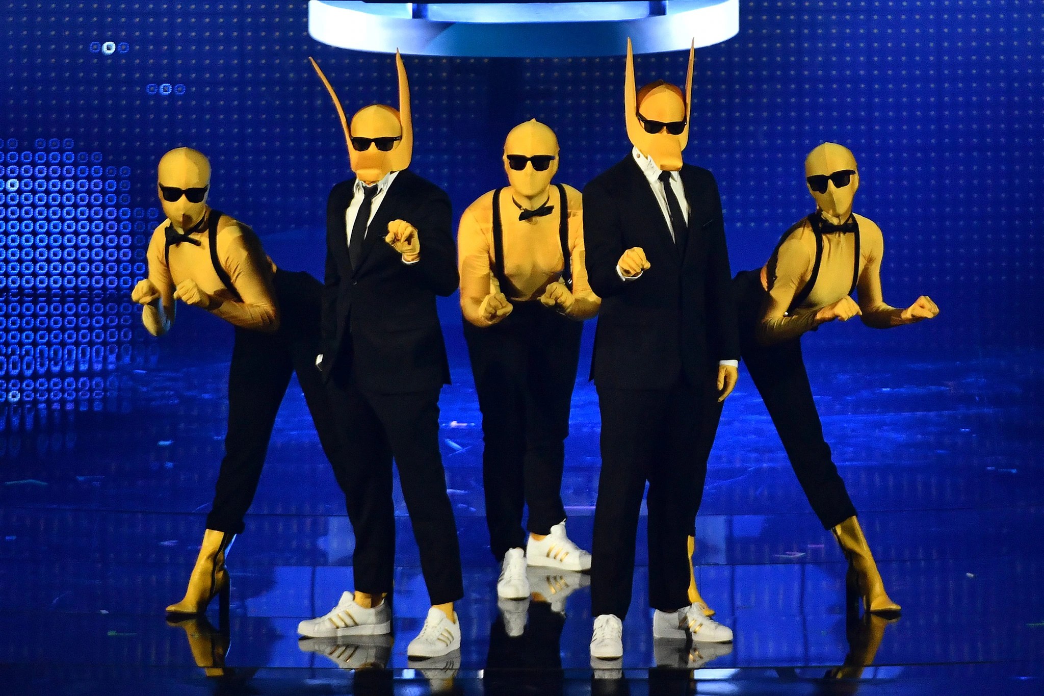 Eurovision 2022, i look della finale cosa hanno indossato conduttori