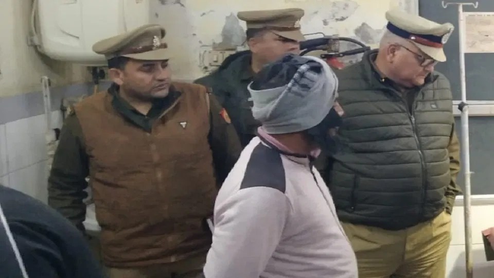 UP: एटा में गला रेतकर युवक-युवती की हत्या, दोनों को आपत्तिजनक हालत में देख लड़की के परिजनों ने किया कत्ल