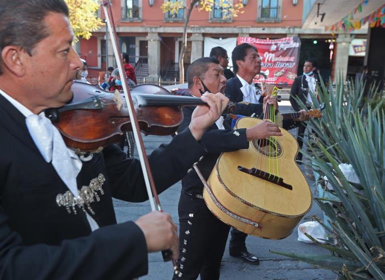 FOTOS Garibaldi "sigue viva" y sus mariachis no dejan su oficio en