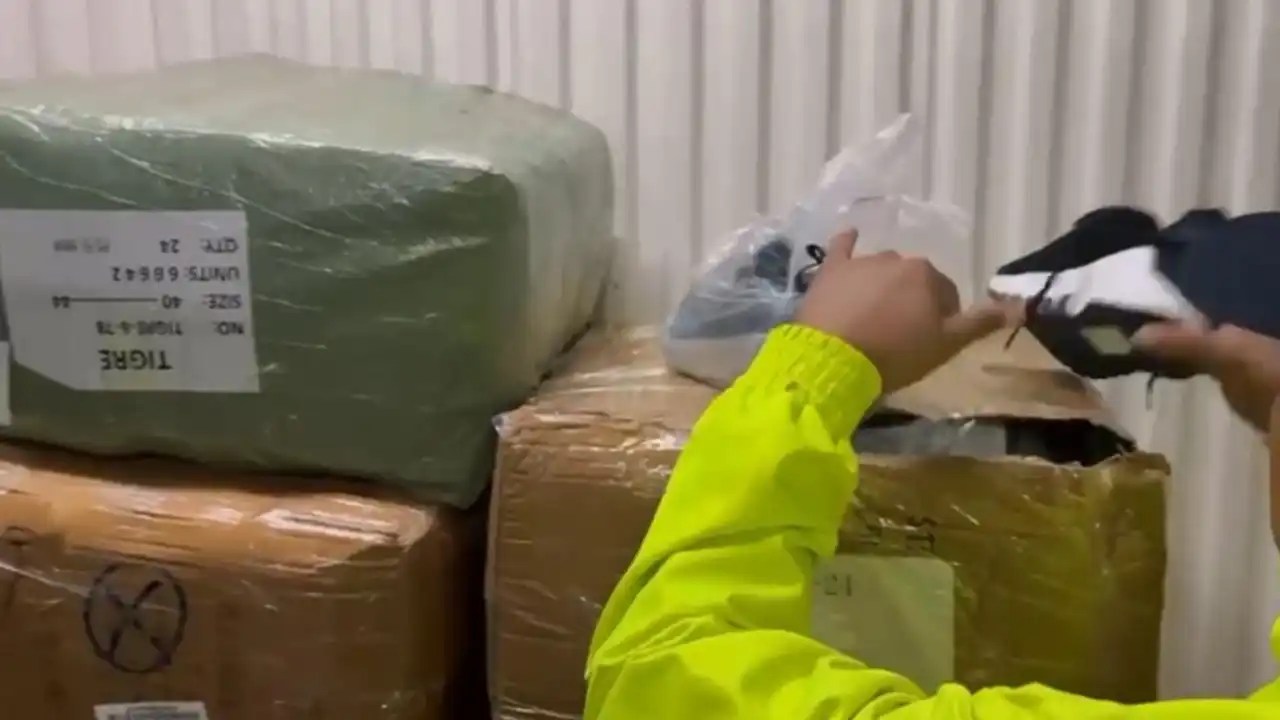 They dismantled a warehouse in Barrio Colombia with more than 6 thousand pairs of contraband footwear
