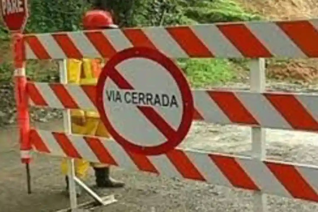 ¡Paciencia! Continúa el cierre total en la vía a Santa Elena por desprendimiento de material