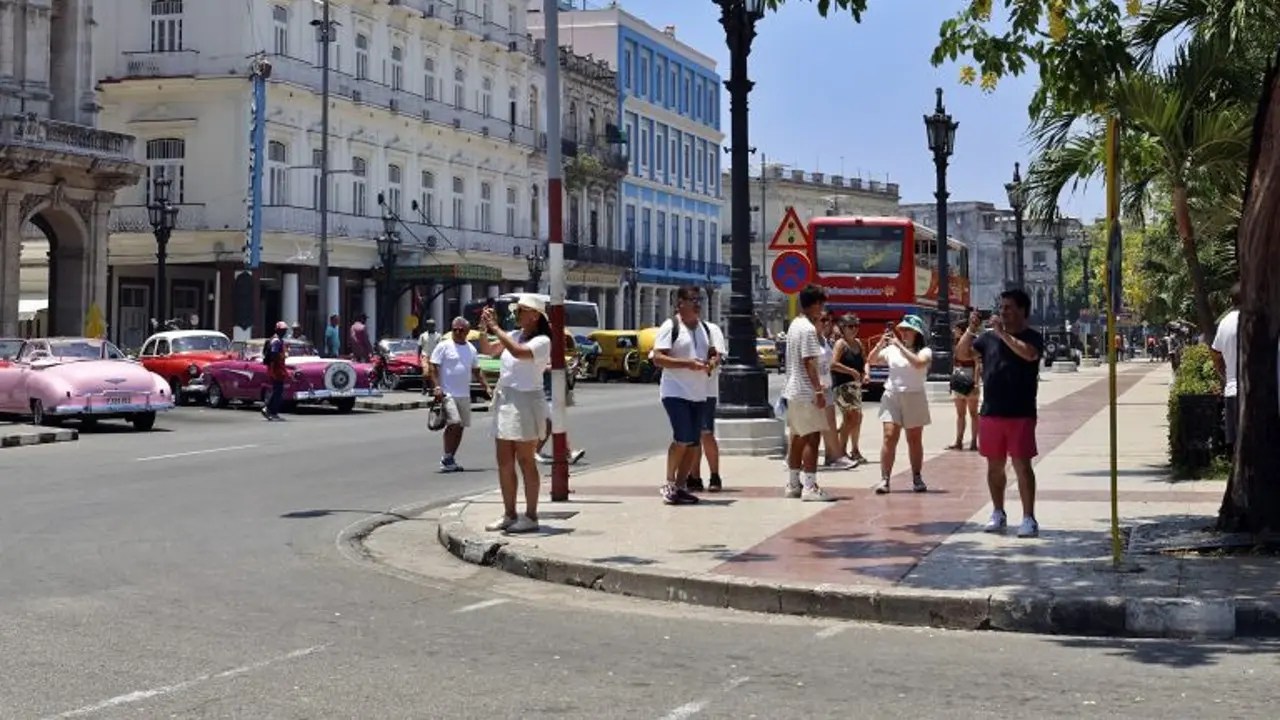 Cuba confirma diálogos con EE. UU. ante el colapso total de la isla