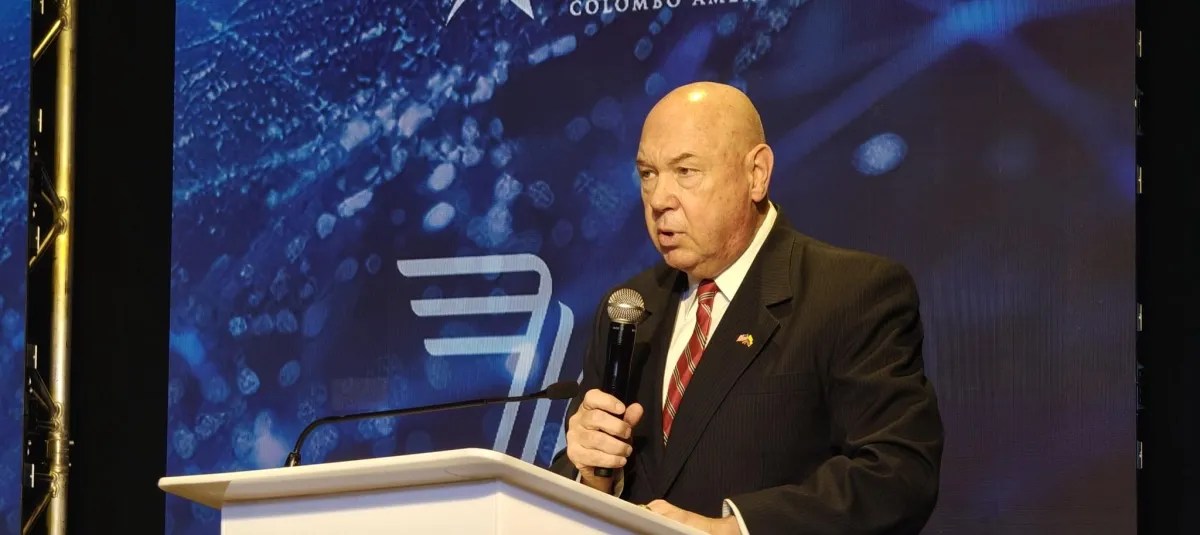 Fin de una era en la Embajada de EE.UU.: Se retira John McNamara, el hombre clave entre Washington y Bogotá