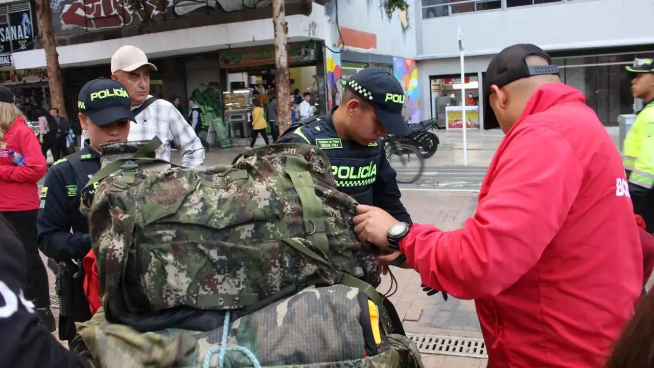 Desarticulan venta ilegal de instrumental quirúrgico usado y ropa militar en las calles de Bogotá