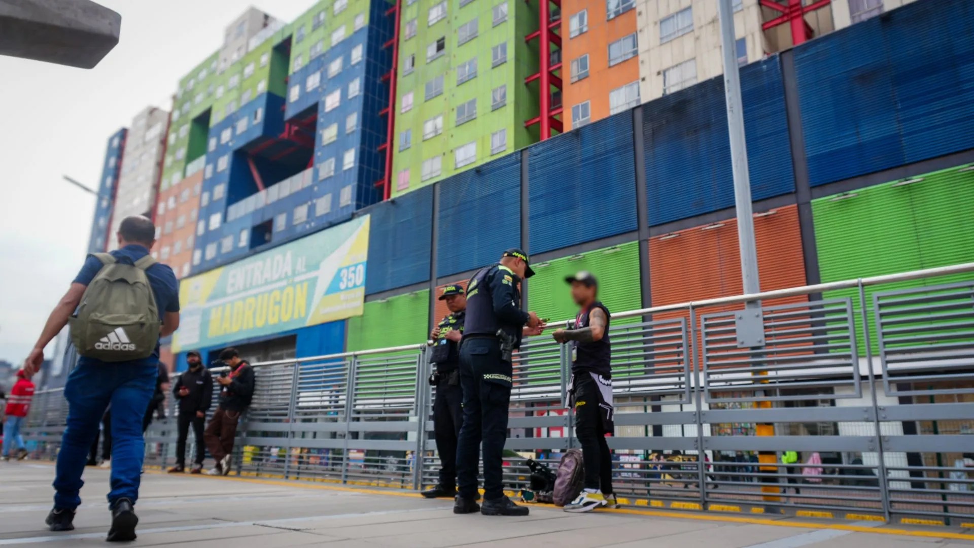 ¡Se apoderaron de Caracas! Masivo operativo en TransMilenio deja armas aseguradas y varios sancionados