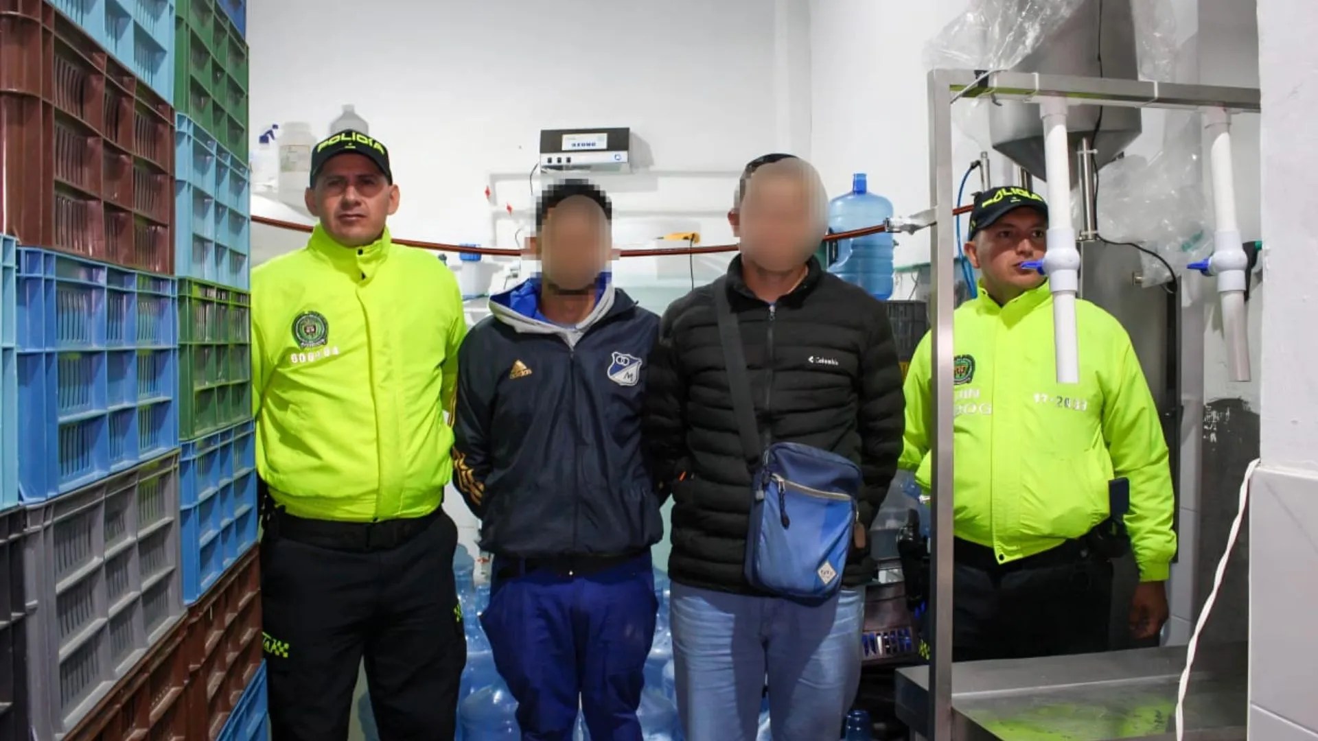 ¡Solo pagaron $5,000 por el agua! Cae embotelladora ilegal que falsificaba marcas reconocidas en Bogotá 3 ¡Solo pagaron $5,000 por el agua! Cae planta embotelladora ilegal que falsificaba marcas reconocidas en Bogotá