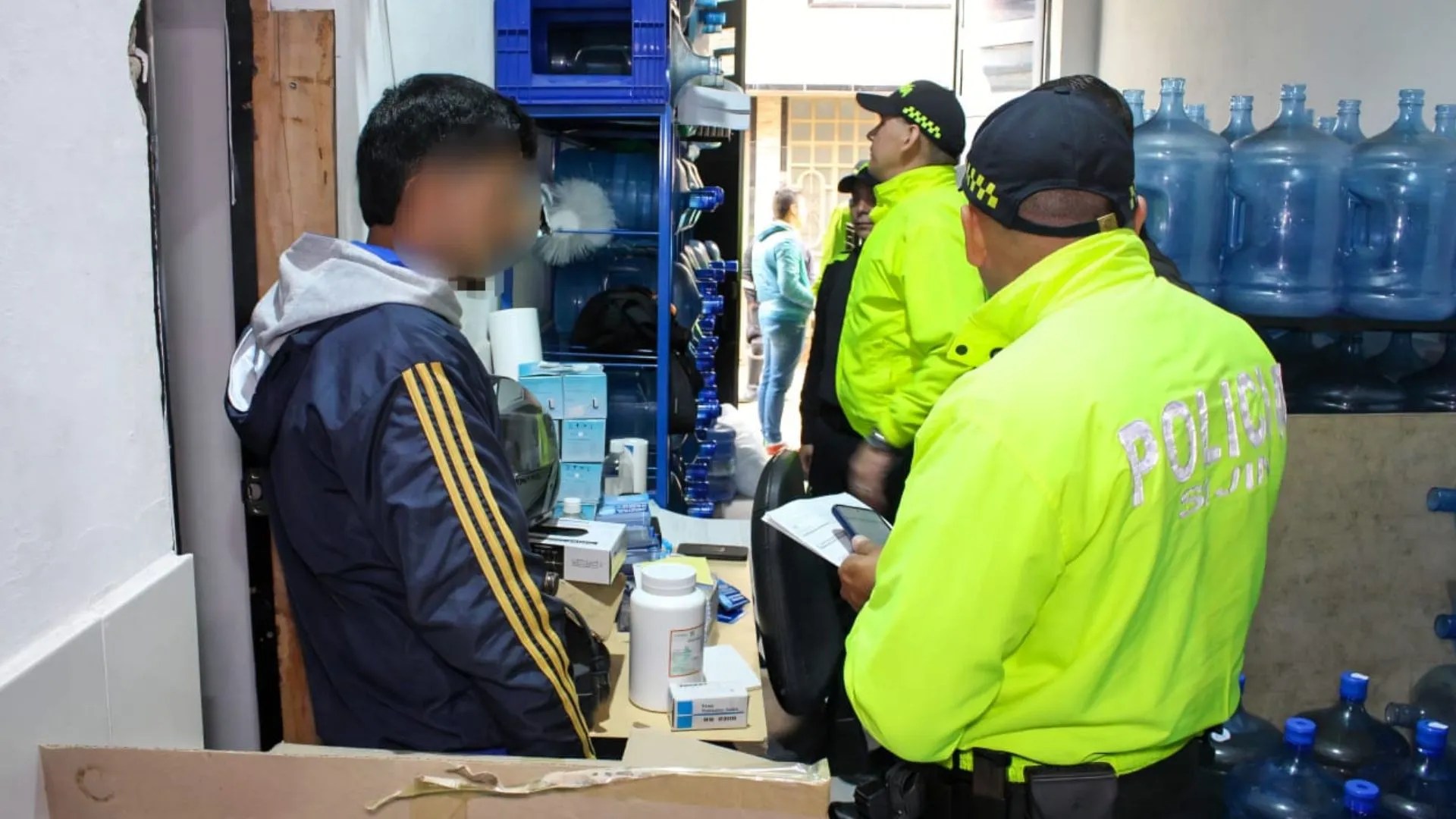 ¡Solo pagaron $5,000 por el agua! Cae embotelladora ilegal que falsificaba marcas reconocidas en Bogotá 5 ¡Solo pagaron $5,000 por el agua! Cae planta embotelladora ilegal que falsificaba marcas reconocidas en Bogotá