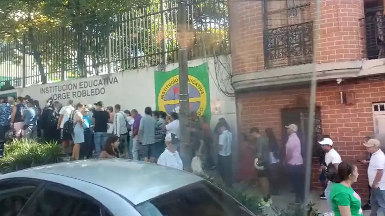 ¡Qué gentío votando en el noroccidente de Medellín! Largas filas en la I.E. Jorge Robledo ¡Qué gentío votando en el noroccidente de Medellín! Largas filas en la I.E. Jorge Robledo