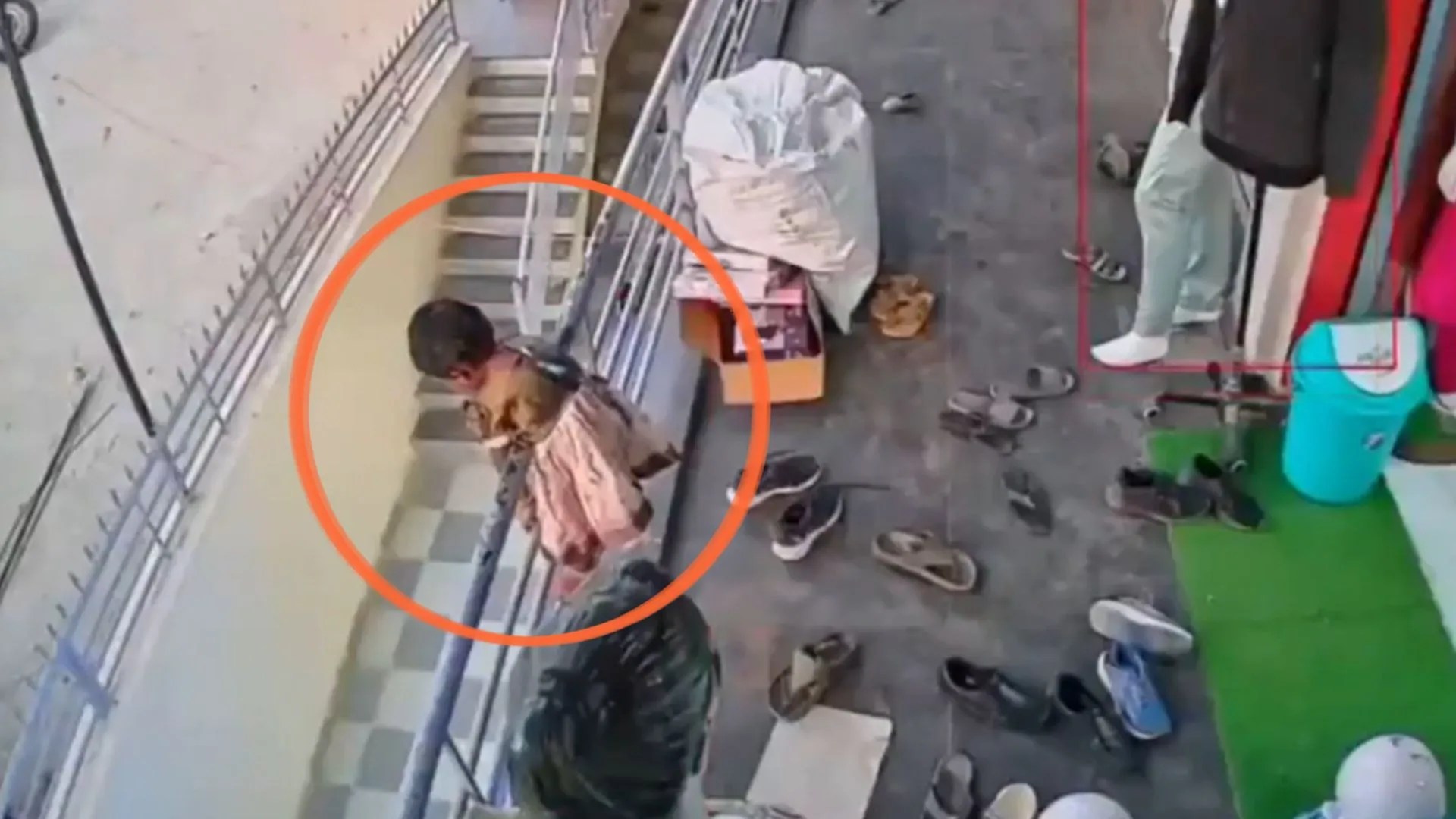 ¡Impactante accidente! Niña de 4 años cayó desde el segundo piso de una tienda y está en estado crítico