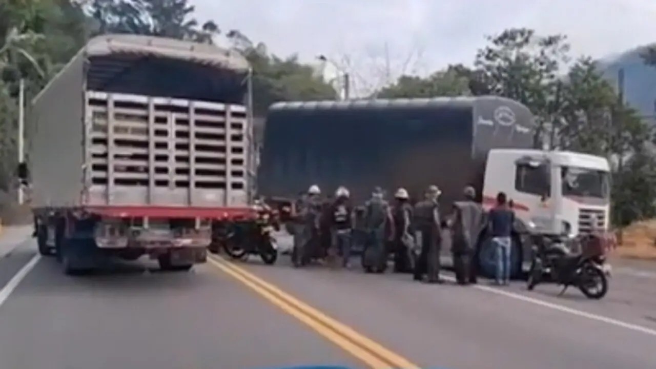 Tragedia en La Línea: fatal accidente de un motociclista obliga al cierre total de la vía